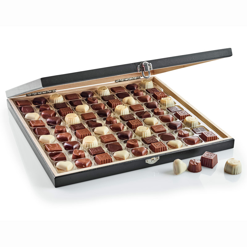 Sort Trææske med 81 stk. Økologisk Luksus Chokolade-
